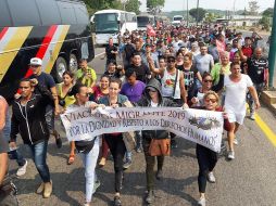Decenas de migrantes de nacionalidad cubana emprendieron su camino a la Ciudad de México este miércoles desde Tapachula. EFE/J. Blanco