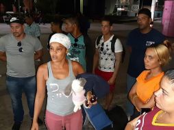Migrantes de nacionalidad cubana que saldrían en caravana a Ciudad de México intentaron partir en autobuses pero se retrasaron debido a que no han hallado unidades de transporte suficientes para que los traslade de la ciudad de Tapachula. EFE / J. Blanco