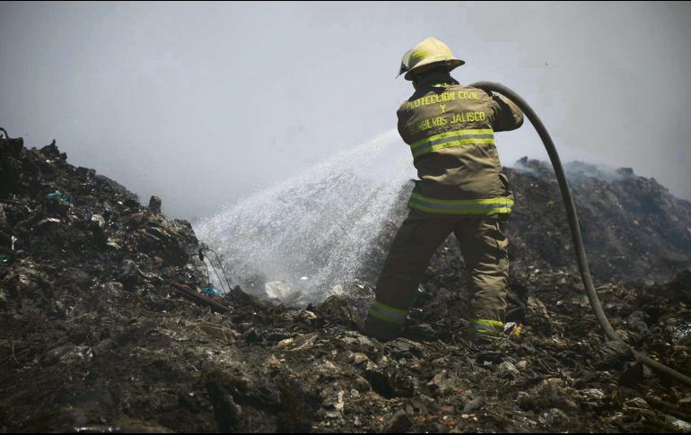 134 elementos de corporaciones estatales, metropolitanas y regionales se mantienen en el vertedero Los Laureles, ubicado en los límites de Tonalá y El Salto, para extinguir el fuego, que ya está controlado, y enfriar el área afectada. ESPECIAL