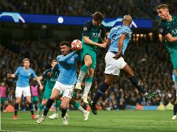 Fernando Llorente marca el tercer gol del Tottenham, mientras Sergio Agüero (City) reclama una infracción. Al final, el árbitro, con el apoyo del VAR, lo dio por bueno. AP