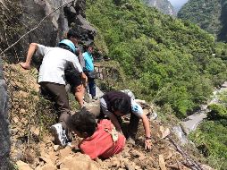 Rescatistas auxilian a un turista lesionado (de rojo) en el Parque Nacional Taroko en Hualien. AP/Parque Nacional Taroko