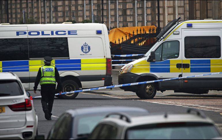 Policías locales resguardan el área donde ocurrió el tiroteo. AP/J. Barlow