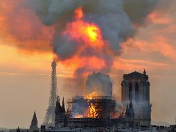 Autoridades resaltan que Notre Dame habría ardido hasta los cimientos si los bomberos no hubieran actuado tan rápido como lo hicieron. AP / ARCHIVO