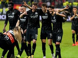 Los jugadores del Frankfurt celebran su victoria de este jueves. EFE/S. Steinbach