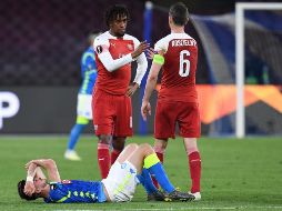 Fabián Ruiz (izq) del Nápoles se lamenta mientras Laurent Koscielny (dcha) y Alex Iwobi (c) del Arsenal celebran el triunfo de su equipo. EFE/C. Fusco