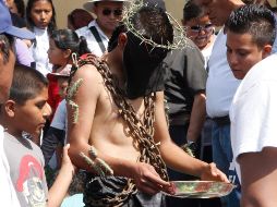 Los participantes se infligen dolor en el cuerpo con espinas que tiñen de rojo su piel y cargan pesadas cadenas; asimismo, caminan encapuchados como símbolo de lucha y pena. NTX/ARCHIVO