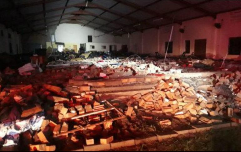 Policías y funcionarios de los servicios de emergencias creen que las fuertes lluvias y los vientos causaron el derrumbe de uno de los muros de la iglesia. TWITTER / @_ArriveAlive