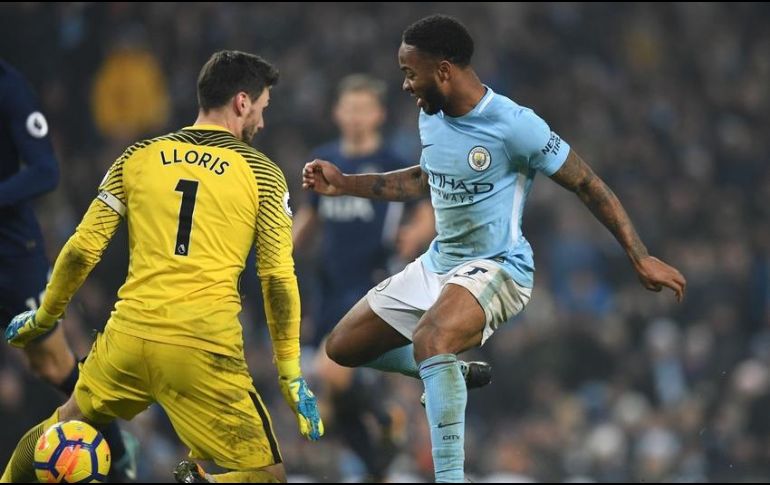 Raheem Sterling (D) del Manchester City, asiduo usario de Instagram, participa en la iniciativa. AFP/ARCHIVO