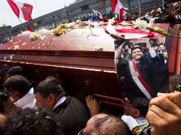 Personas cargan el féretro de Alan García tras el velorio en la sede central del Partido Aprista Peruano, en Lima. EFE/E. Cavero