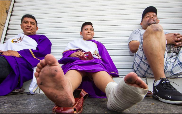 Jóvenes aprovechan para descansar antes de seguir con el recorrido. NTX / J. Pazos