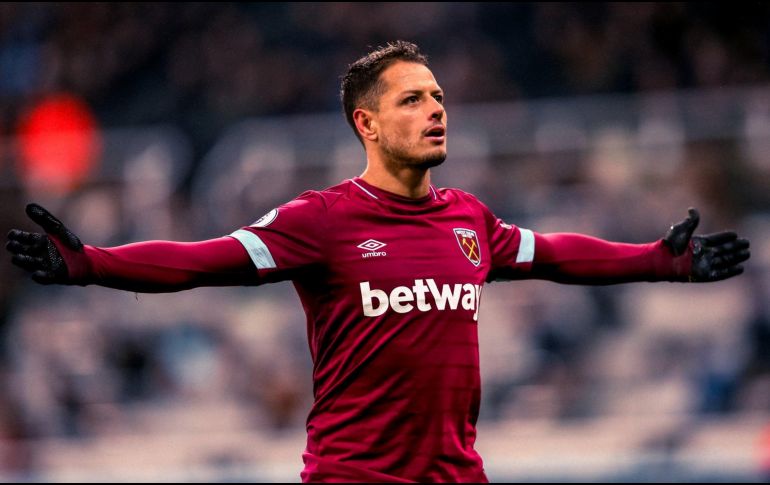 Para sorpresa de todos, el jugador apareció en imágenes junto a su esposa, la modelo Sarah Kohan, en Italia, lo que ha causado la polémica en redes. TWITTER / @CH14_