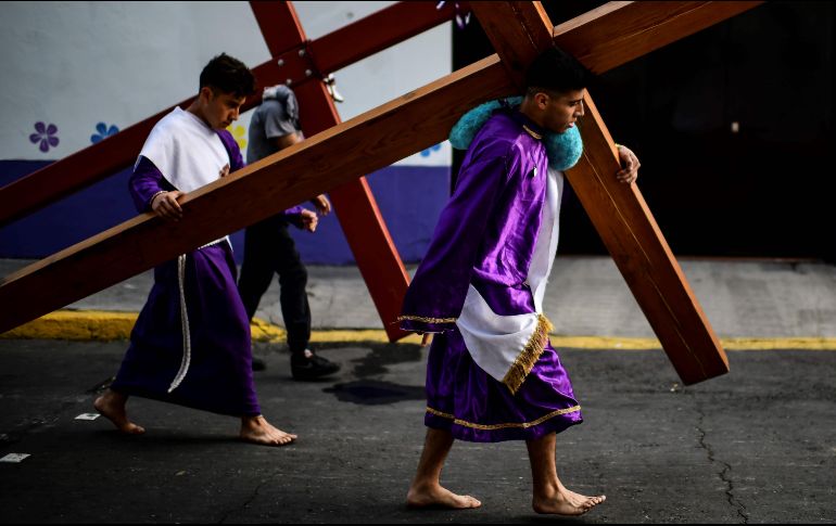 Nazarenos recorren con pesadas cruces los ocho barrios de Iztapalapa. AFP/R. Schemidt