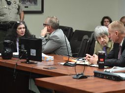 Louise y David Turpin (2 i) hablan con sus abogados durante la presentación para escuchar su sentencia en Riverside, California. AFP/W. Lester