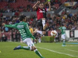 Juan Pablo Vigón (D), capitán rojinegro, abrió el marcador en la más reciente victoria de los Zorros sobre La Fiera (Apertura 2017). MEXSPORT/ARCHIVO