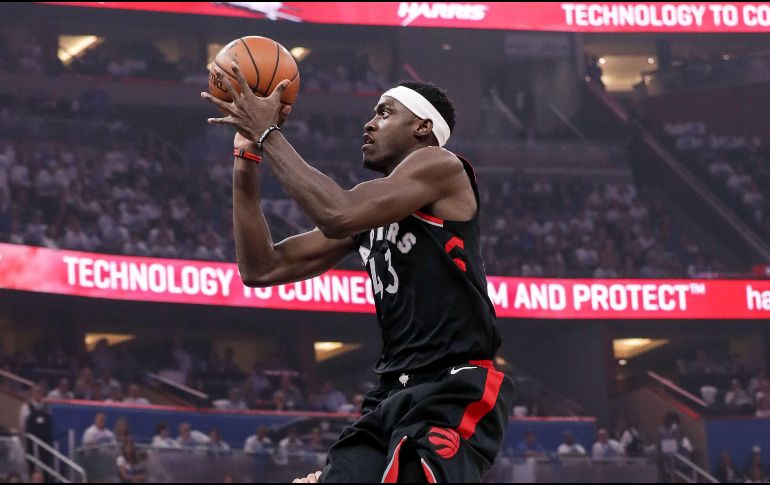 Pascal Siakam acertó 13 de 20 tiros, para un total de 30 puntos. AFP/D. Moore