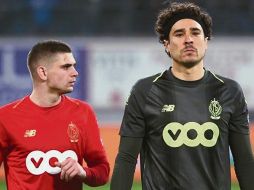 El tapatío Guillermo Ochoa poco pudo hacer para evitar la derrota del Standard Lieja. ESPECIAL