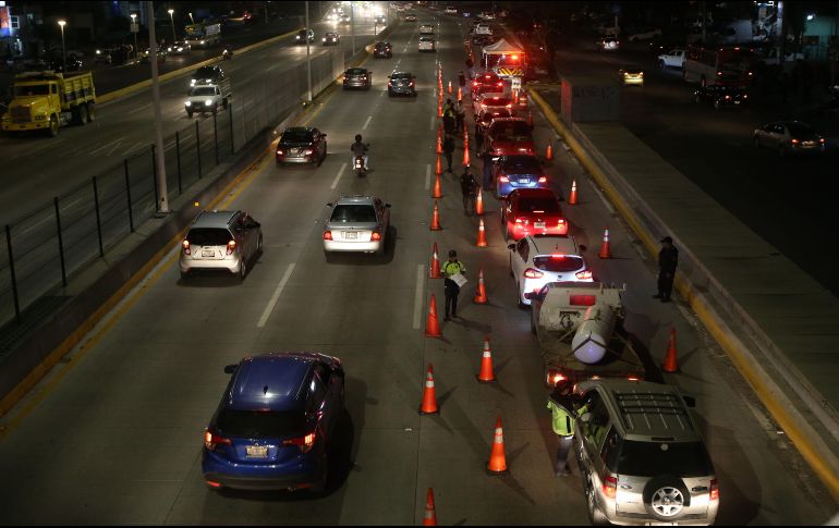 En los operativos de seguridad vial, se impusieron 59 multas por conducir y hablar por teléfono celular o no usar el cinturón de seguridad. EL INFORMADOR/Archivo