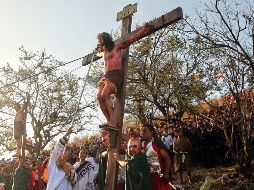 Miles de personas observan a Jesús en la Cruz, durante la Judea en Vivo celebrada en San Martín de las Flores. EL INFORMADOR/E. Barrera