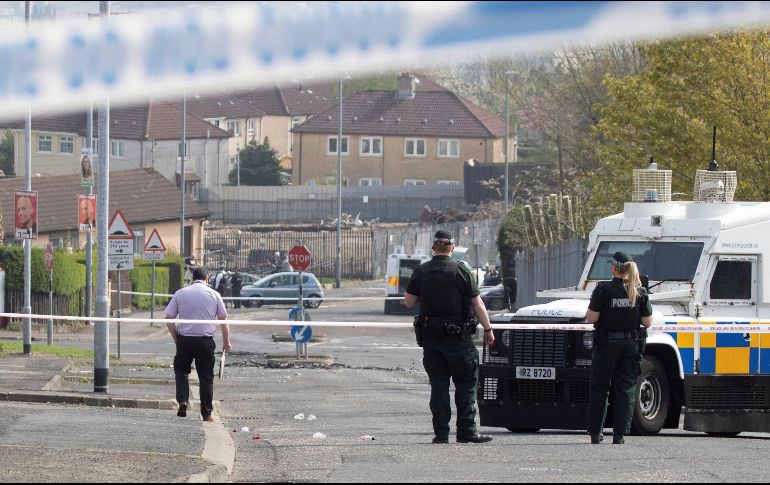 Los hombres, de 18 y 19 años de edad, fueron detenidos de conformidad con la legislación antiterrorista y llevados a Belfast para ser interrogados, dijo el Departamento de Policía. EFE / J. Boland