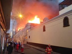 El Centro de Operaciones de Emergencia Nacional (COEN) detalló que el incendio se inició en un almacén de la cuadra siete del jirón Cusco, en una calle cercana al Mercado Central, el Barrio Chino y la antigua iglesia y convento de Cristo Redentor. EFE/ ESPECIAL