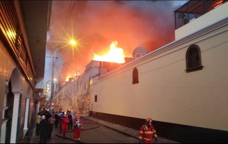 El Centro de Operaciones de Emergencia Nacional (COEN) detalló que el incendio se inició en un almacén de la cuadra siete del jirón Cusco, en una calle cercana al Mercado Central, el Barrio Chino y la antigua iglesia y convento de Cristo Redentor. EFE/ ESPECIAL