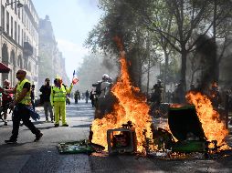 Algunos grupos radicales incendiaron vehículos y saquearon algunas tiendas comerciales a orillas de la avenida, suscitando choques con la policía antimotines. AFP/ A. Christine