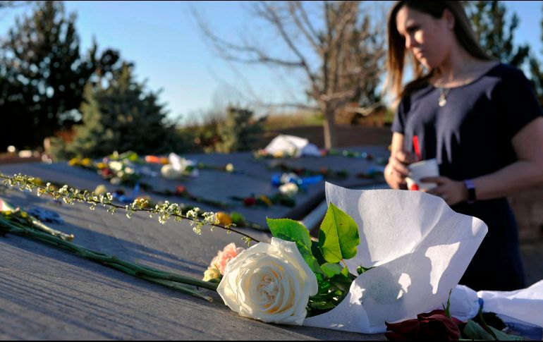 Realizarán una ceremonia oficial en un parque cercano a la escuela, donde se erigió un memorial dedicado a los 12 estudiantes y a la profesora que fueron asesinados. AFP / J. Connolly