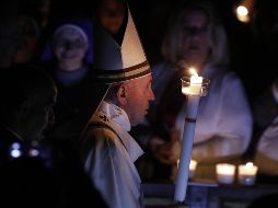 La ceremonia comenzó con la basílica totalmente en penumbra y en silencio, para conmemorar el dolor de la muerte del Señor. EFE/R. Antimiani