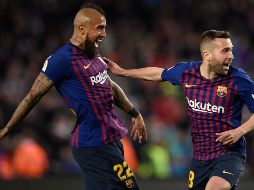 Jordi Alba (D) celebra con Arturo Vidal (I) el gol del triunfo blaugrana. AFP/P. Barrena