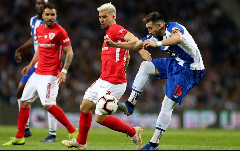 Al minuto 80 Héctor Herrera (d) buscó el gol, pero su remate salió muy desviado del arco rival. EFE/F. Coehlo