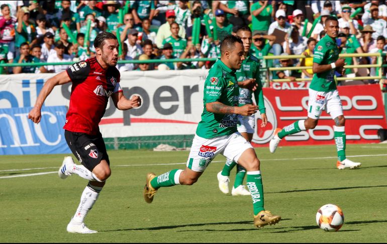 Luis Montes (d), de León, disputa el balón con Juan Vigón (i), de Atlas, durante el encuentro. EFE/L. Ramírez