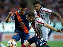 El jugador de Chivas, Manuel Mayorga (d), disputa el balón con Vladimir Loroña (i), de Puebla. EFE/F. Guasco