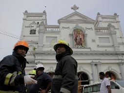 Bomberos laboran en la iglesia de San Antonio, una de las afectadas por explosiones. AP/E. Jayawardena