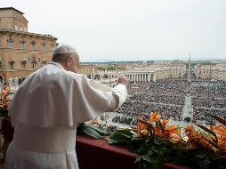Francisco da la bendición al final de su discurso 