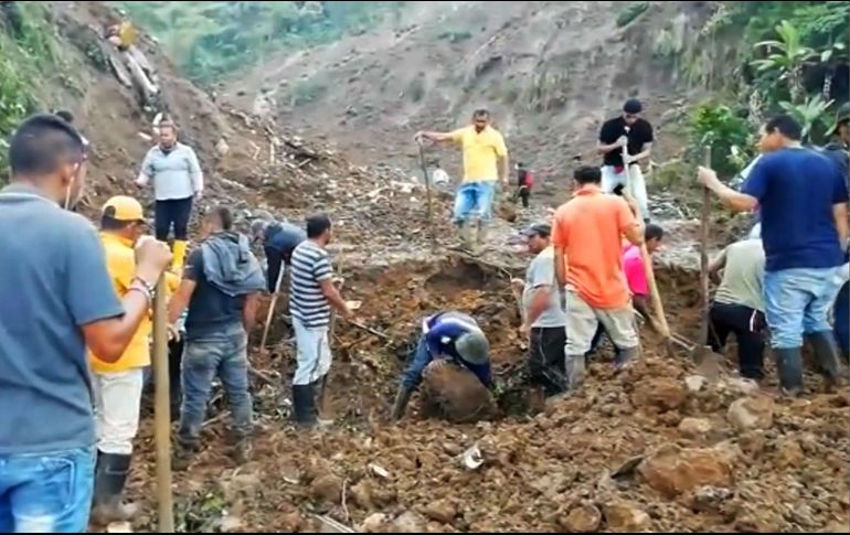Personas buscan a habitantes entre escombros y lodo tras el deslave en el municipio Rosas. AFP/C. Fajardo
