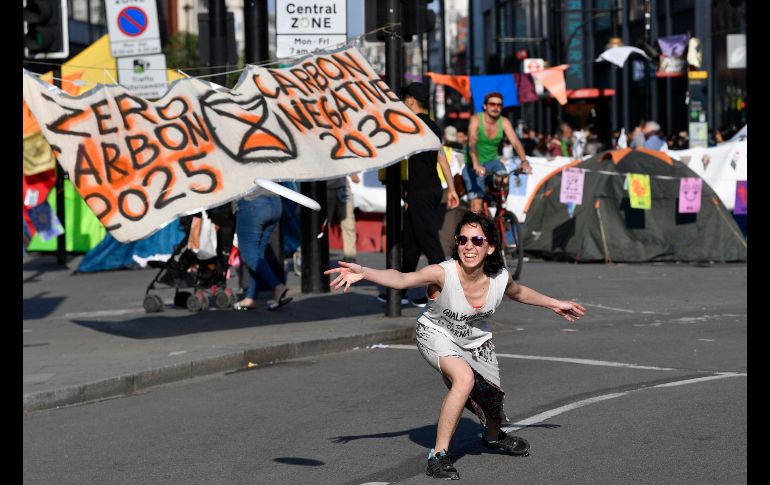 Una manifestante juega en la calle en Marble Arch, en el marco de la protesta. EFE/N. Hall