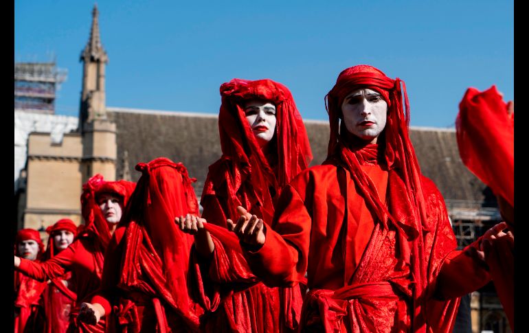 Activistas del grupo desfilan este domingo junto al Parlamento en Londres. AFP/N. Halle