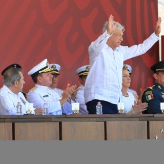 López Obrador entrega condecoración al secretario de la Marina