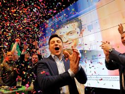 Vladímir Zelenski (c) reacciona en la sede de su partido durante las elecciones generales este domingo en Kiev, Ucrania. EFE/ S. Franko