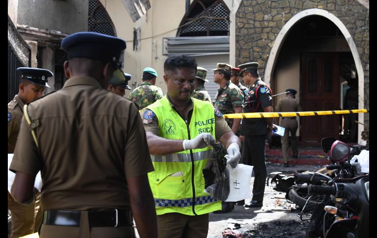 Otro de los seis ataques simultáneos fue en la ciudad de Batticaloa, al este del país. Personal de seguridad y policías se ven afuera de la iglesia Zion.