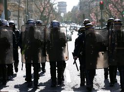 El sábado, algunos manifestantes en París gritaban “¡suicídense!” a los policías que los rociaban con gas lacrimógeno y les lanzaban balas de goma. EFE/Archivo