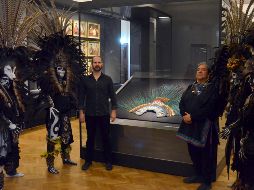 Alyosha Barreiro. El músico y productor mexicano (izquierda) junto a los integrantes de grupo de danza de inspiración prehispánica Nok Niuk, ante el Penacho de Moctezuma. EFE