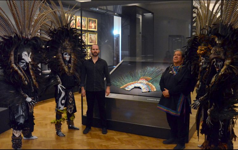 Alyosha Barreiro. El músico y productor mexicano (izquierda) junto a los integrantes de grupo de danza de inspiración prehispánica Nok Niuk, ante el Penacho de Moctezuma. EFE