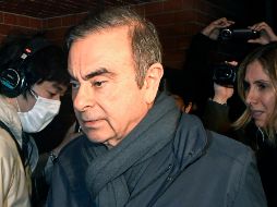 La nueva acusación contra Carlos Ghosn (c) fue presentada por la fiscalía nipona en el mismo día en que vencía el plazo de arresto provisional tras su última detención. AP/Kyodo News/ARCHIVO