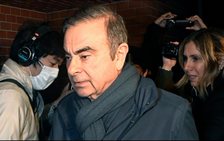 La nueva acusación contra Carlos Ghosn (c) fue presentada por la fiscalía nipona en el mismo día en que vencía el plazo de arresto provisional tras su última detención. AP/Kyodo News/ARCHIVO