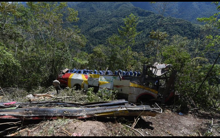 El accidente se produjo cuando el conductor del autobús intentó rebasar a un camión cisterna y chocó de frente con una camioneta. EFE