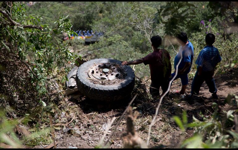 Habitantes observan el autobús que cayó a un barranco de 300 metros de profundidad. AP/J. Karita