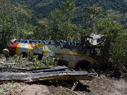 El accidente se produjo cuando el conductor del autobús intentó rebasar a un camión cisterna y chocó de frente con una camioneta. EFE
