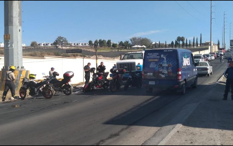 Al parecer, el conductor de la pipa se quedó sin frenos, que fue lo que ocasionó el accidente. ESPECIAL/ Bomberos de Zapopan