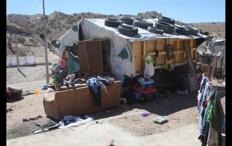 Las viviendas irregulares en la colonia Ampliación Felipe Ángeles están construidas con madera, cartón, plásticos y objetos como llantas.